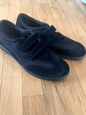 Grasshoppers Womens Black Suede Double Velcro Strap Walking Shoes